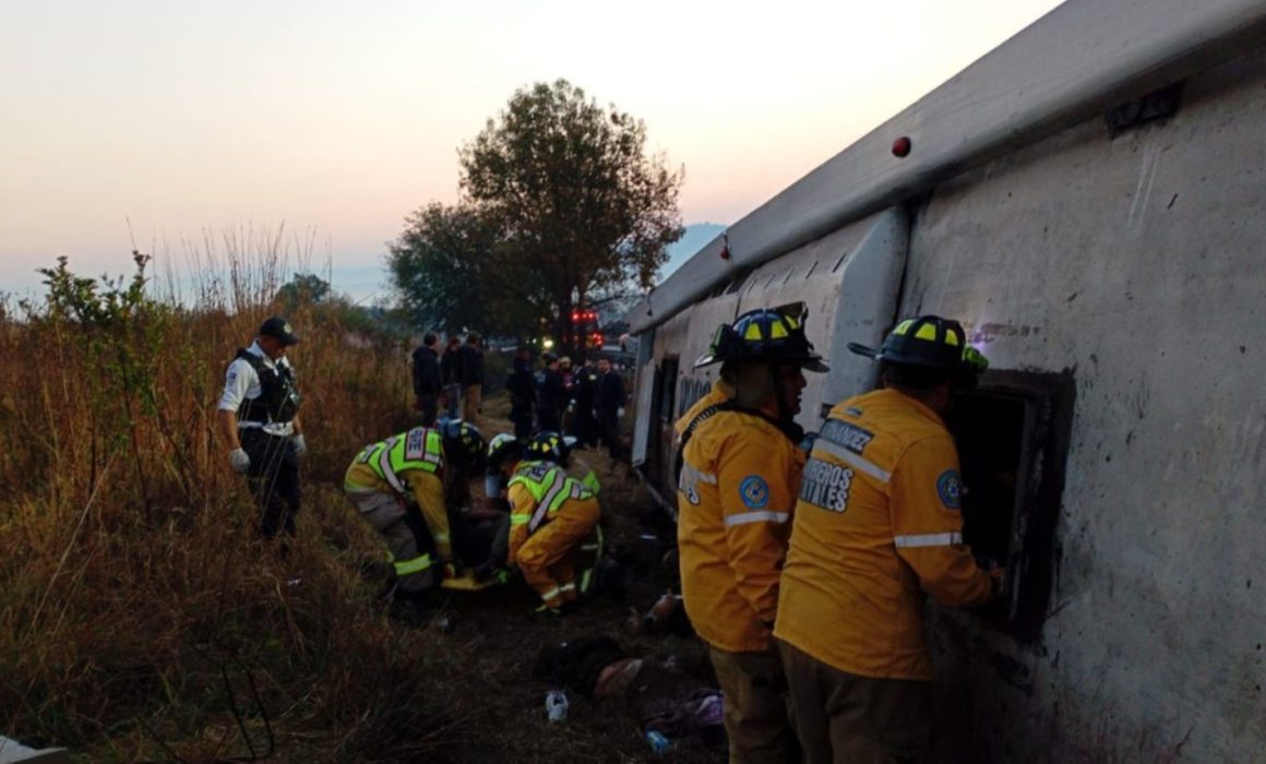Confirma GobMich 7 muertos y más de 20 heridos en accidente de autobús