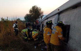 Confirma GobMich 7 muertos y más de 20 heridos en accidente de autobús