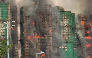 Consume fuego edificios residenciales y deja 13 muertos en Hong Kong