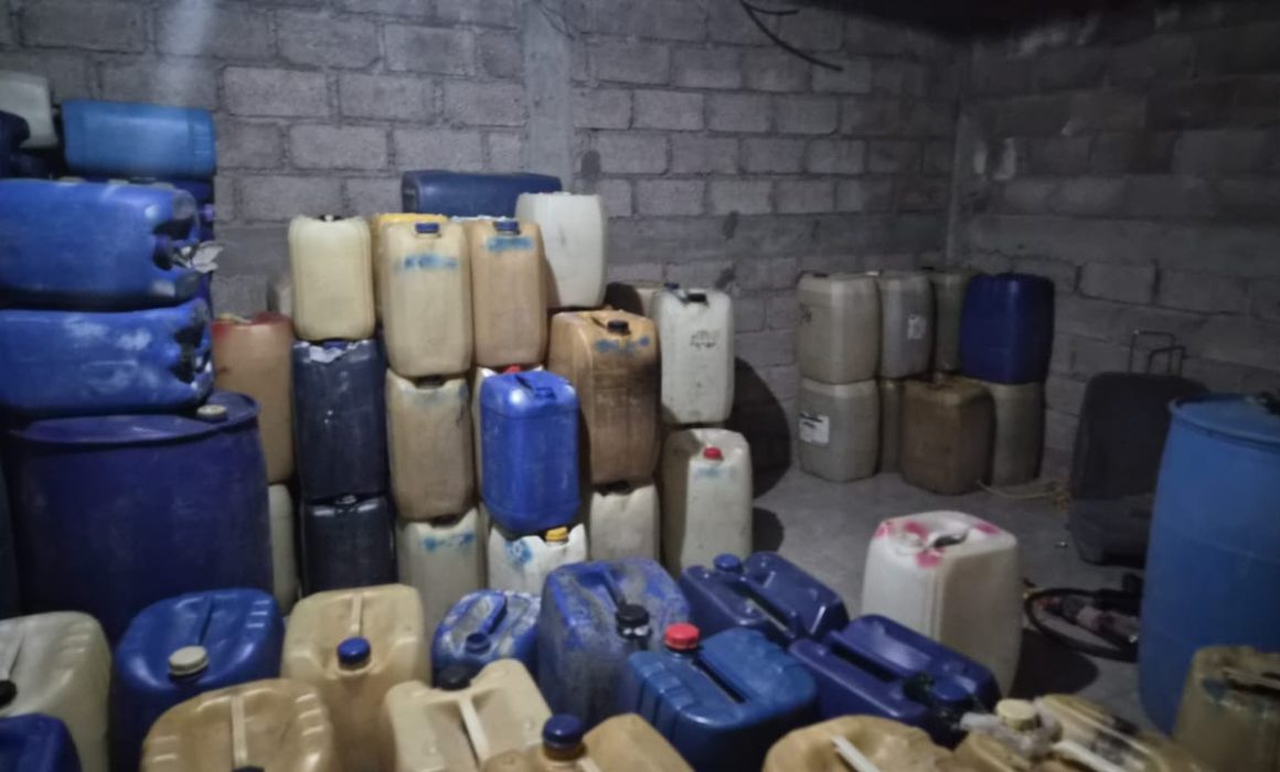 Continúa el huachicol en Ecatepec detienen a hombre con bidones llenos