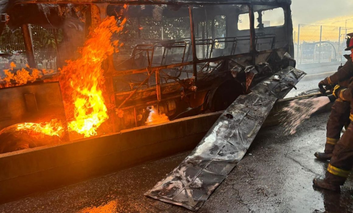 Controlan incendio de microbús en Tlalnepantla; un corto circuito