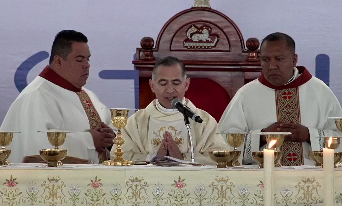 Da la bienvenida Delfina Gómez a nuevo obispo de Texcoco Carlos Enrique
