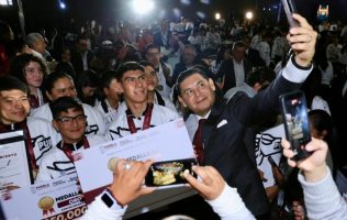 Dan premio estatal del deporte a medallista de paralimpiada nacional