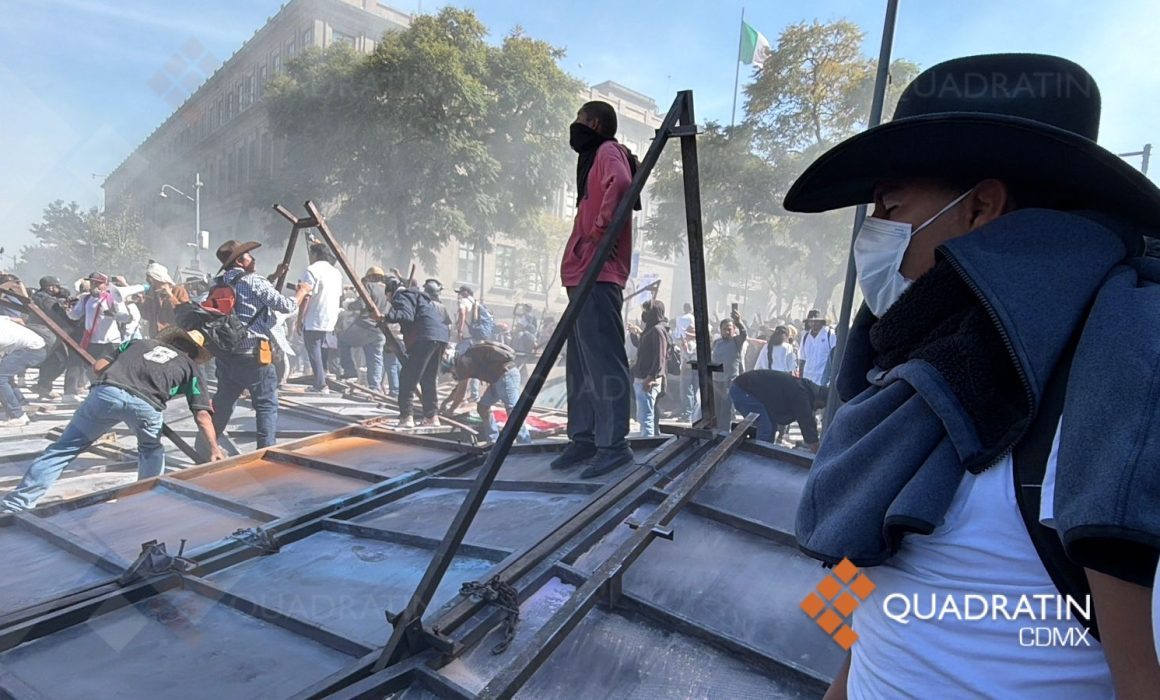 Decimos no a la violencia: Sheinbaum ante caída del muro de Palacio