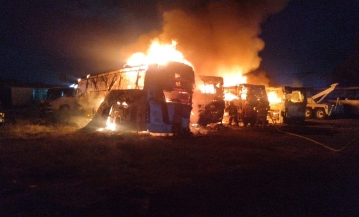 Deja 3 personas con crisis nerviosa incendio de autobuses en Tezoyuca