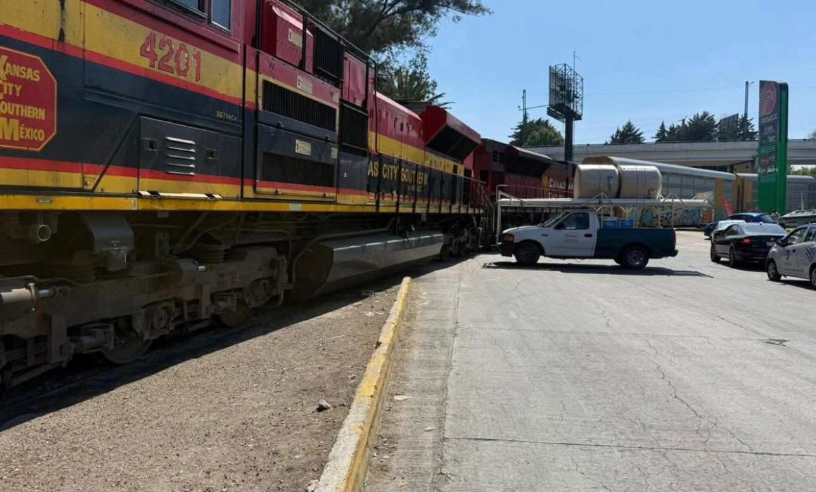 Descarrilamiento de tren provoca caos vial en Toluca; miles afectados