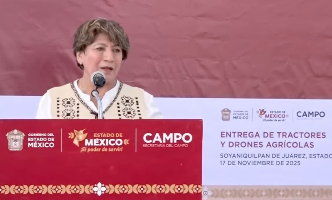 Dignifica Delfina Gómez campo mexiquense al entregar tractores y drones