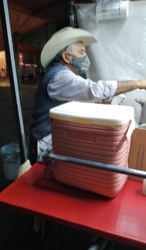 Foto de Don Pedro sirviendo birria hace unos años
Crédito: Google