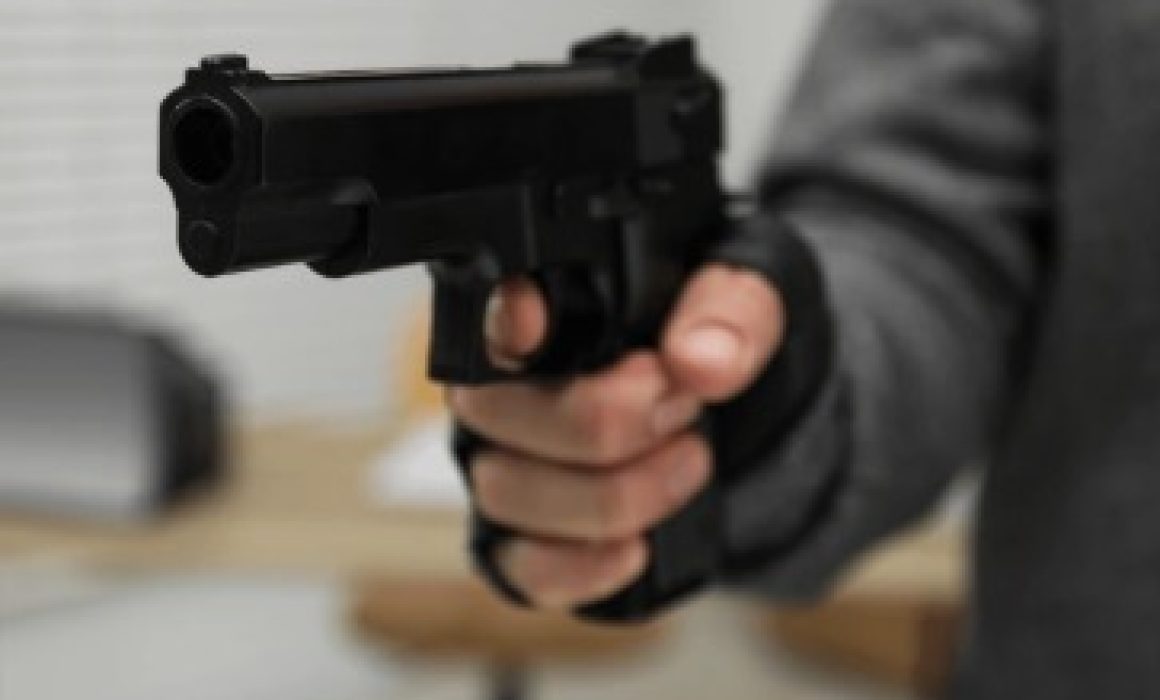 Enfrenta padre a ladrón armado para proteger a sus hijos en Valle de Chalco