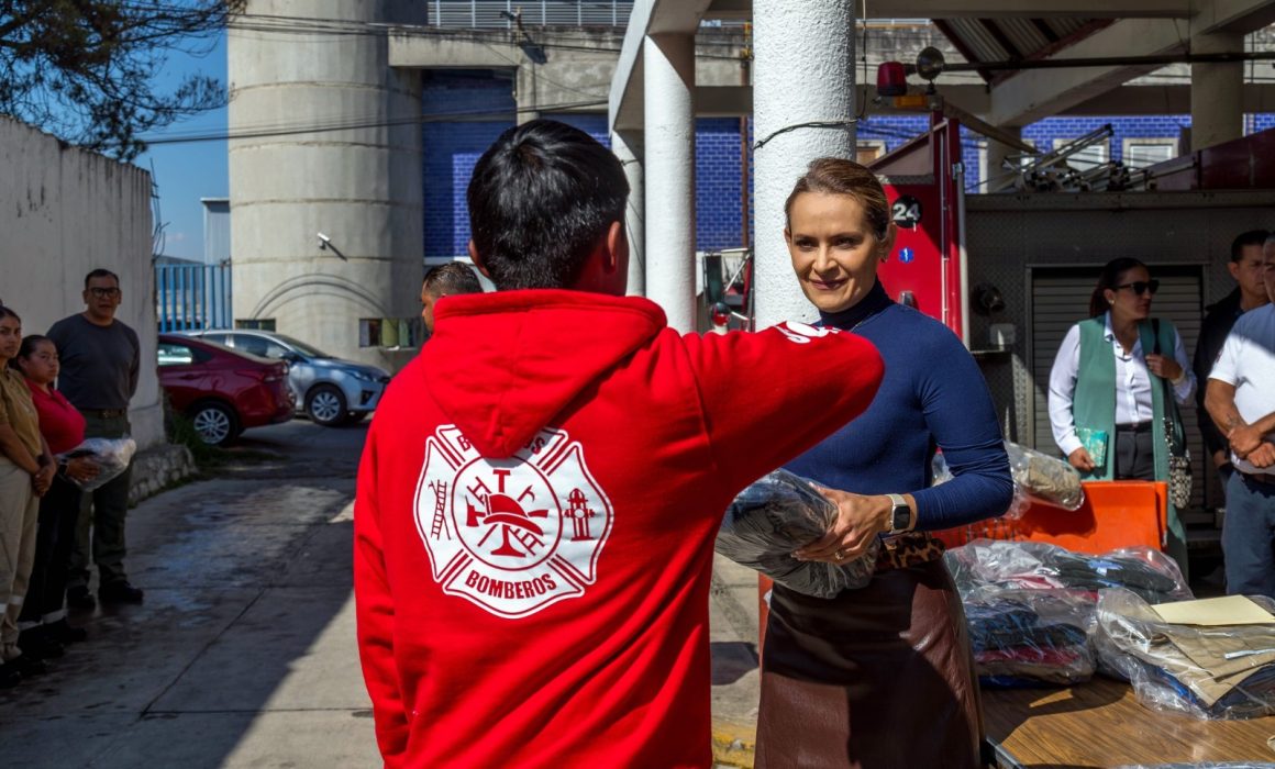 Entrega Erika Olea equipamiento al cuerpo de Bomberos de Tianguistenco