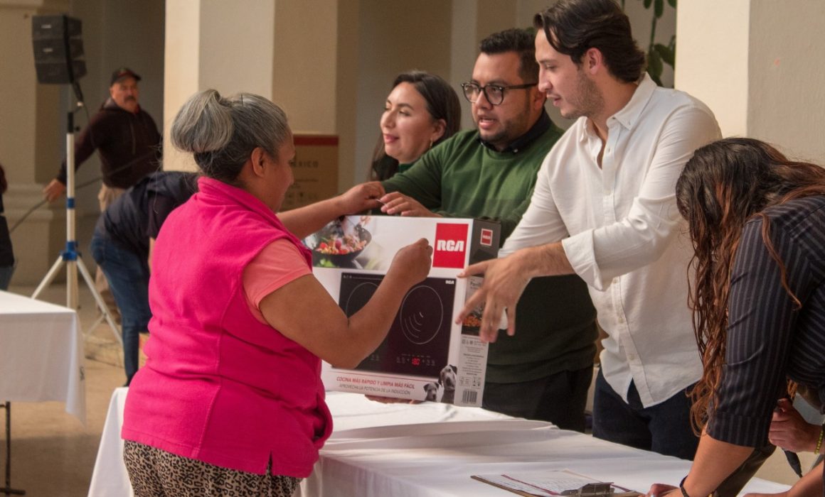 Entrega Erika Olea estufas de inducción en Tianguistenco