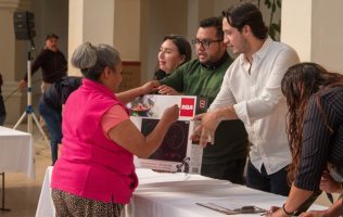 Entrega Erika Olea estufas de inducción en Tianguistenco