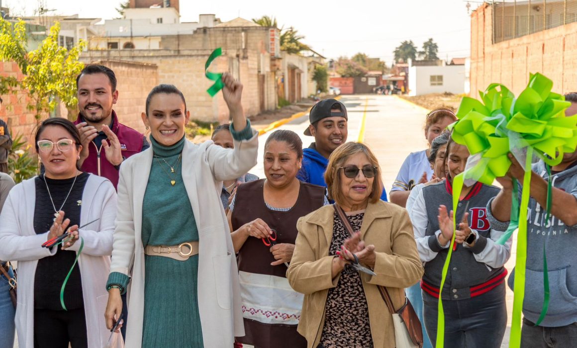 Entrega Erika Olea pavimentación en San Pedro Tlaltizapán