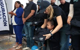 Entrega Huixquilucan chamarras a niñas y niños ante bajas temperaturas