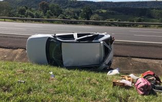 Exponen riesgos en Periférico tras volcadura y presunto abuso policial