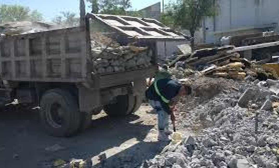Exponen tiradero clandestino de cascajo en Lomas de San Isidro, La Paz