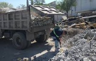 Exponen tiradero clandestino de cascajo en Lomas de San Isidro, La Paz