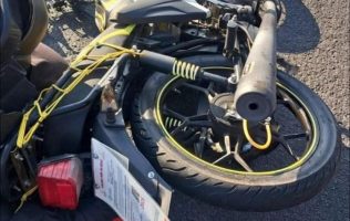 Fallece motociclista al estrellarse contra camioneta en Ecatepec