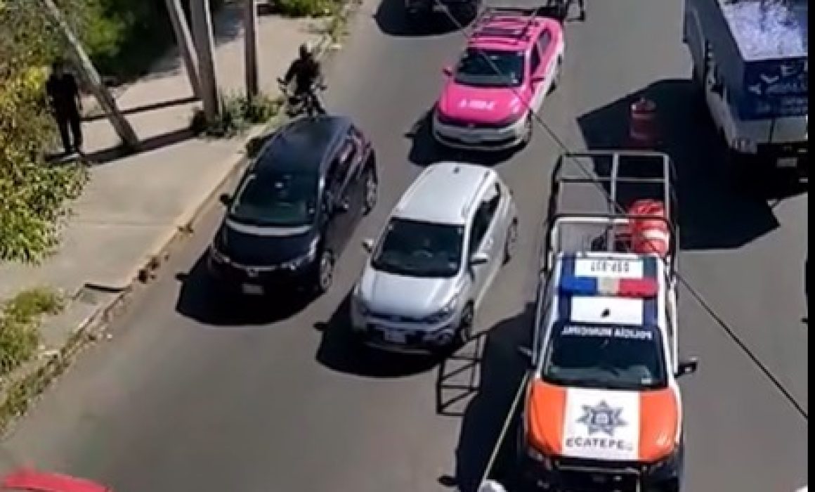 Fallece venezolano al caer desde puente en Ecatepec iba en su moto