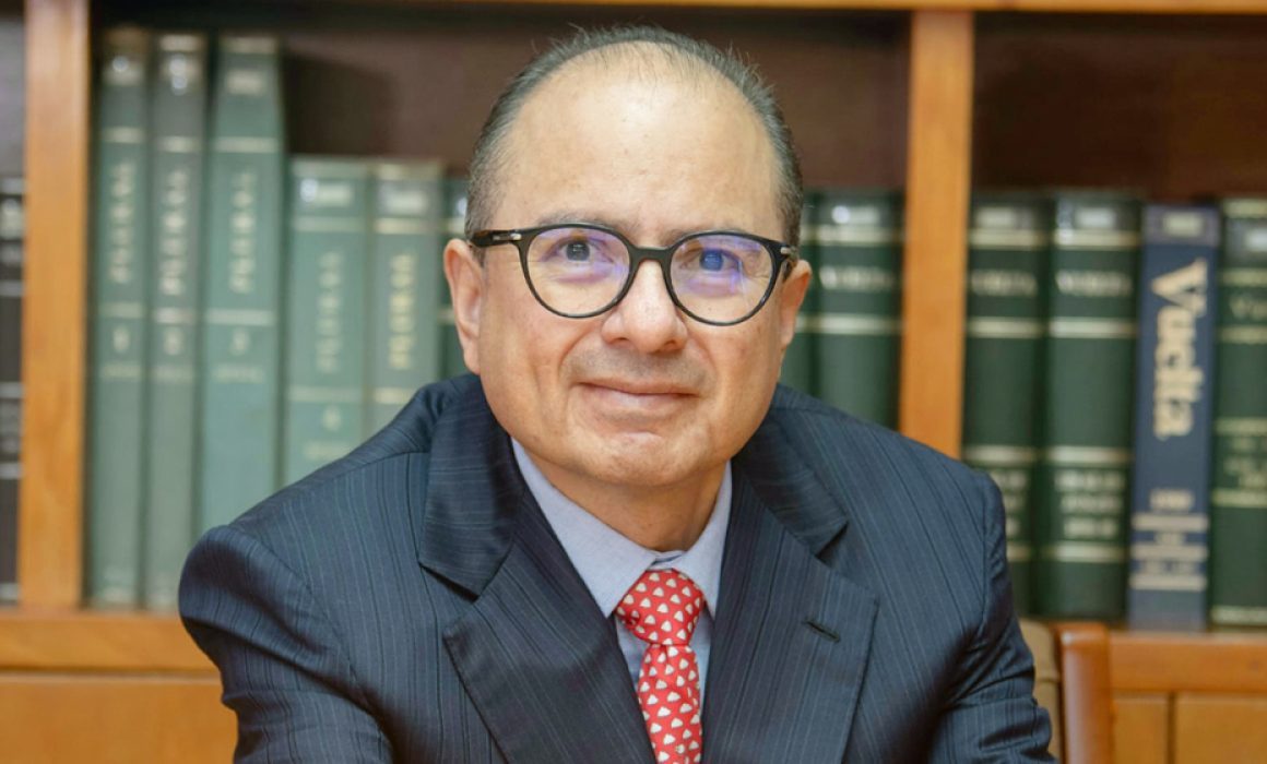 Gobernar con la ley en México, un acto de riesgo: Ernesto Villanueva