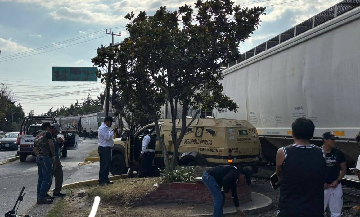 Golpea tren a camioneta de valores en Texcoco; no hay lesionados
