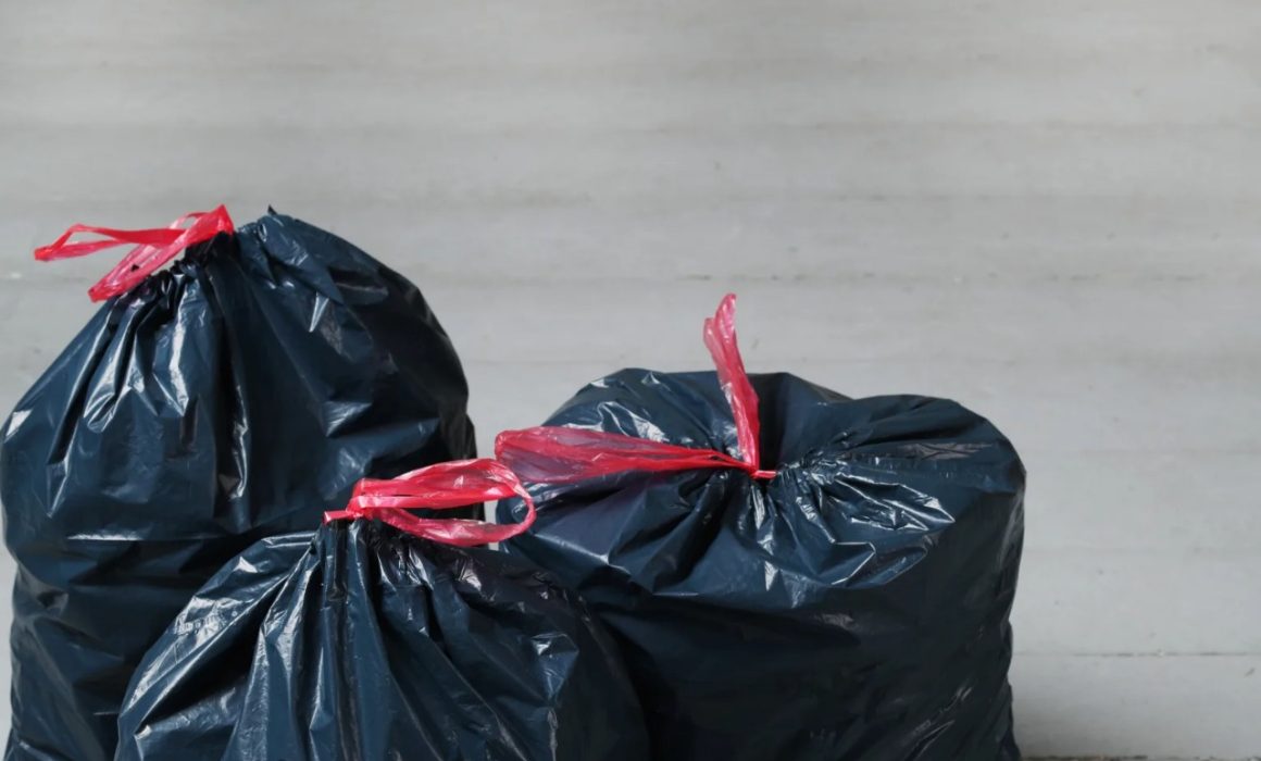 Graban a sujeto tirando bolsas de basura en metro Ecatepec