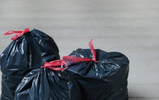 Graban a sujeto tirando bolsas de basura en metro Ecatepec