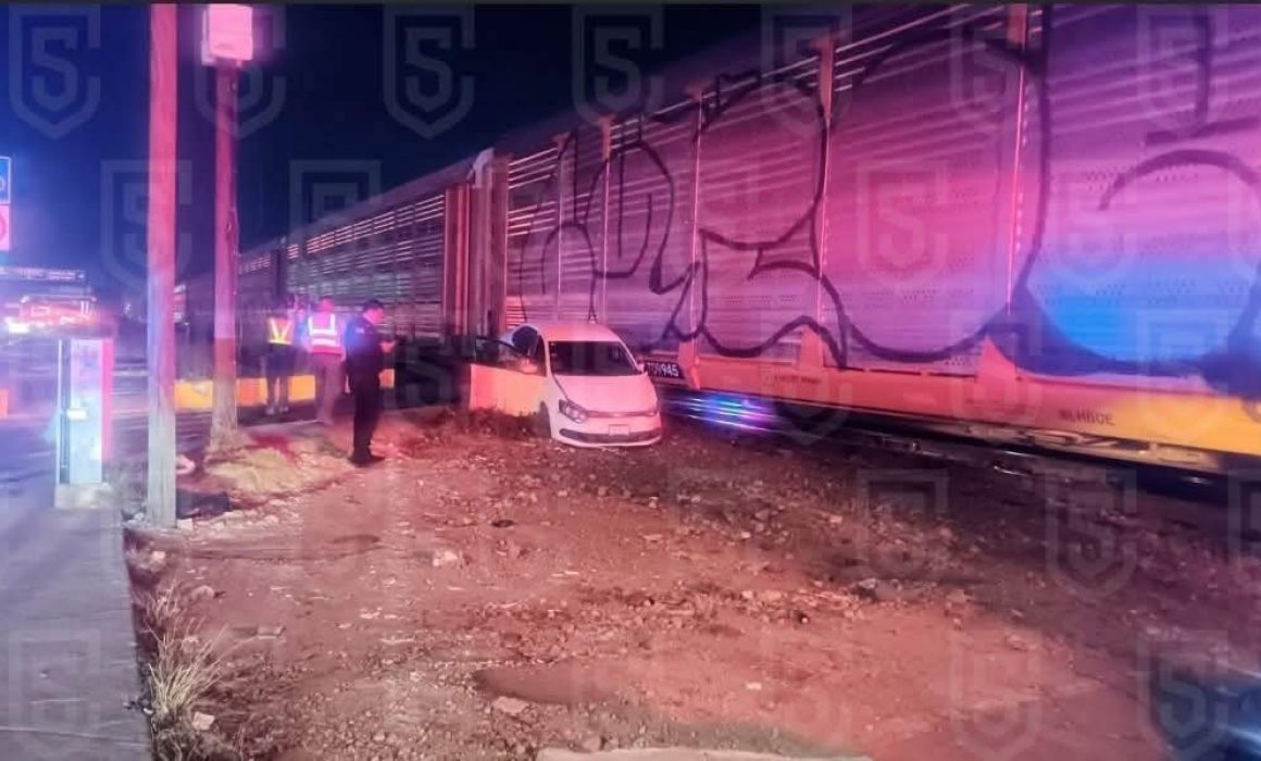 Intenta conductor ganarle el paso a tren y es embestido en Toluca