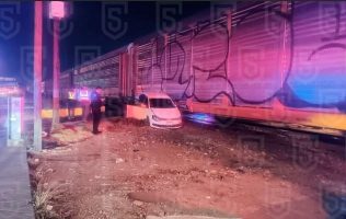 Intenta conductor ganarle el paso a tren y es embestido en Toluca