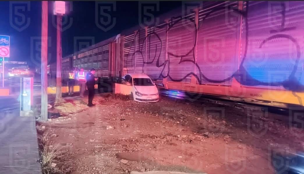 Intenta conductor ganarle el paso a tren y es embestido en Toluca