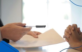 Intentan despojar a madre y hermana de su casa en Almoloya sin pruebas