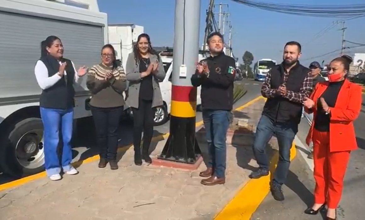 Llega progreso a Calimaya, su alcalde inaugura un semáforo y lo presume