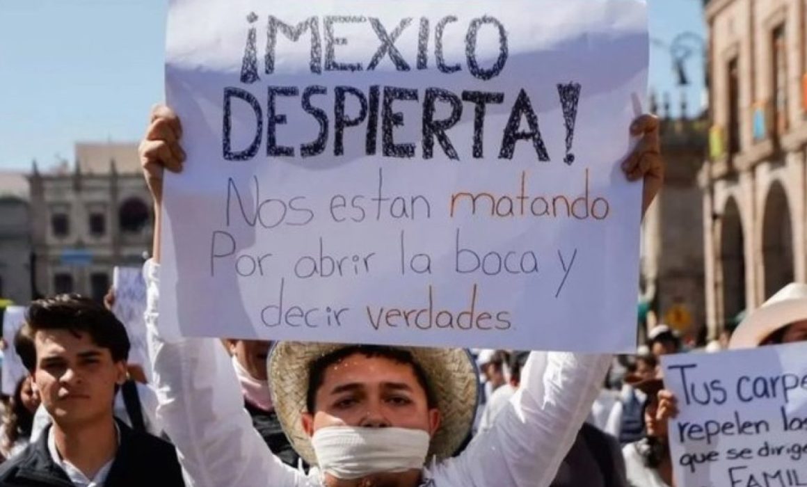 Chocan en muro de Palacio Nacional al culminar marcha de Generación Z