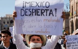 Chocan en muro de Palacio Nacional al culminar marcha de Generación Z