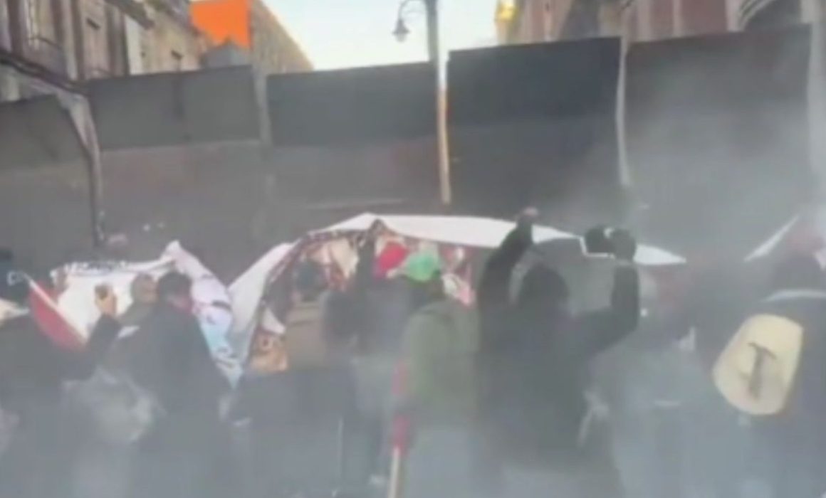 Alista CNTE plantón en el Zócalo amurallado; intentan derribar vallas