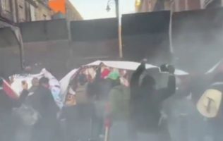 Alista CNTE plantón en el Zócalo amurallado; intentan derribar vallas