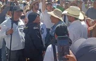 Manifestantes corren a encapuchados del centro de Morelia