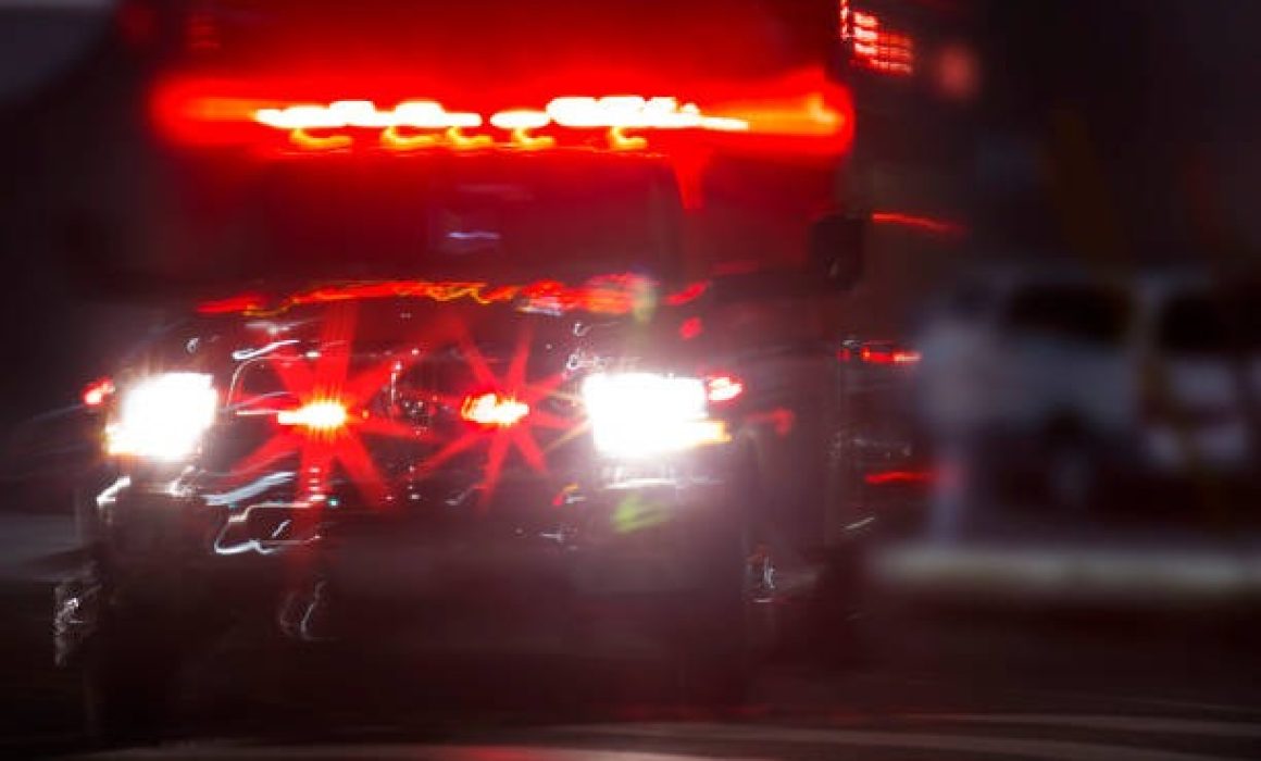 Muere motociclista al caer en canal de aguas negras de Toluca