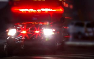 Muere motociclista al caer en canal de aguas negras de Toluca