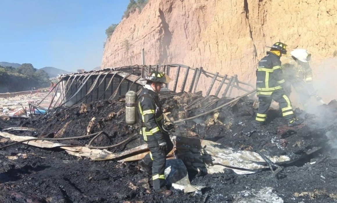 Afecta intenso incendio en ambas direcciones de la Naucalpan-Toluca