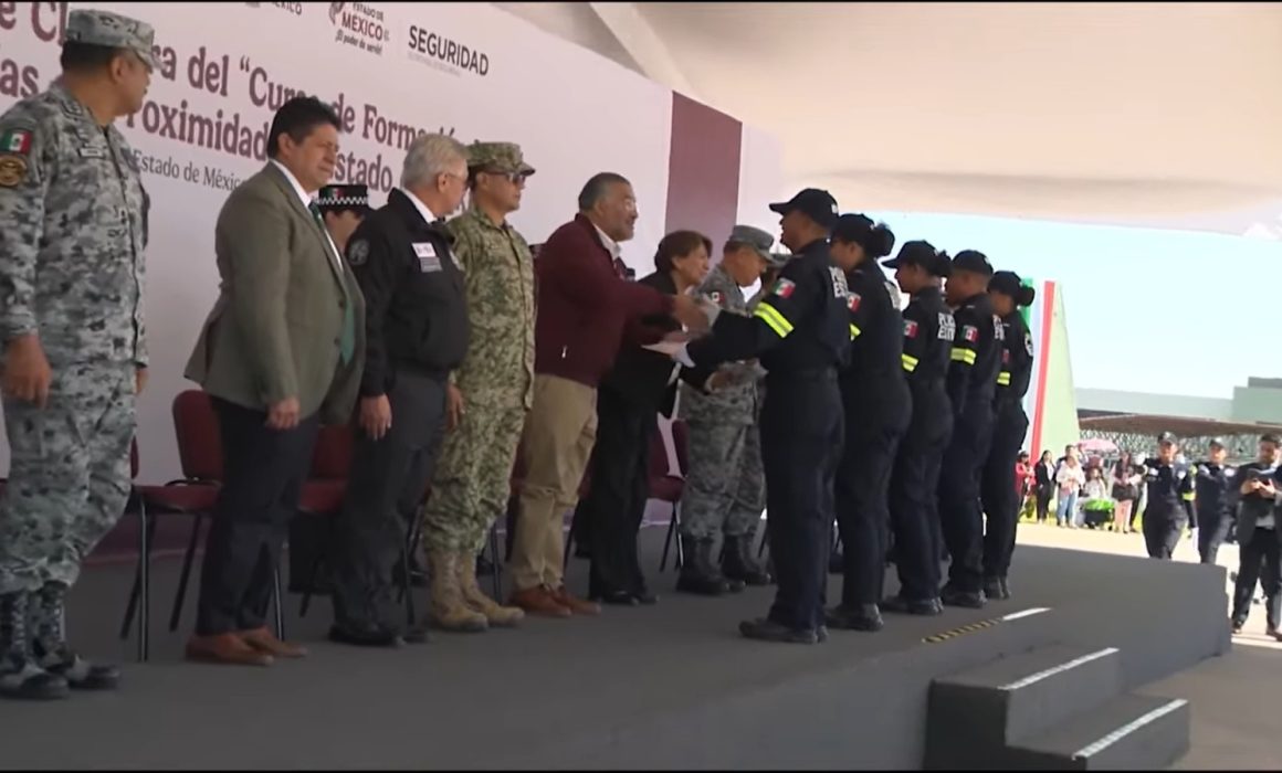 Participa Delfina Gómez en clausura de curso de policías de Proximidad