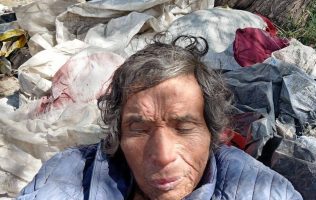 Piden ayuda para atender a señor abandonado en basurero de Chiconautla