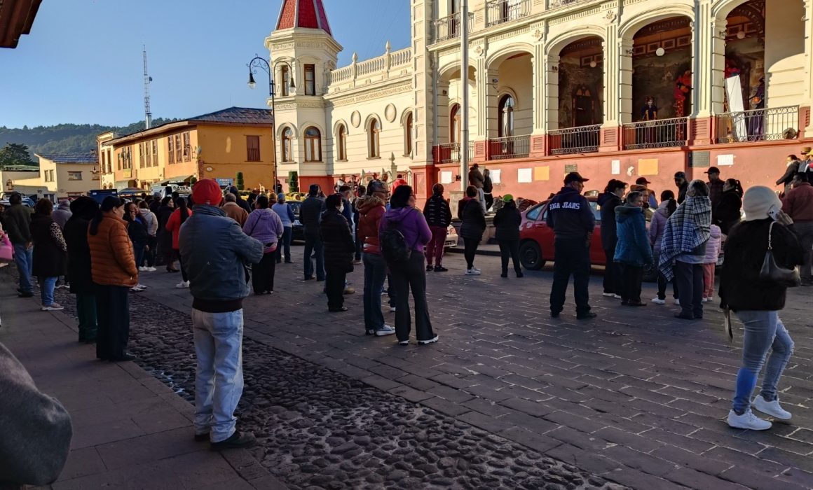 Protestan en El Oro y le llenan de basura el palacio a Juana Diaz Peñaloza