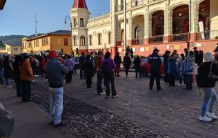 Protestan en El Oro y le llenan de basura el palacio a Juana Diaz Peñaloza