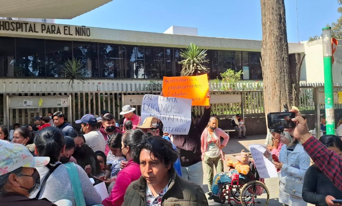 Protestan en Toluca padres de niños con cáncer por falta de medicinas