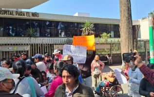 Protestan en Toluca padres de niños con cáncer por falta de medicinas