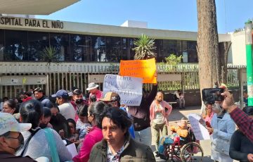 Protestan en Toluca padres de niños con cáncer por falta de medicinas ...