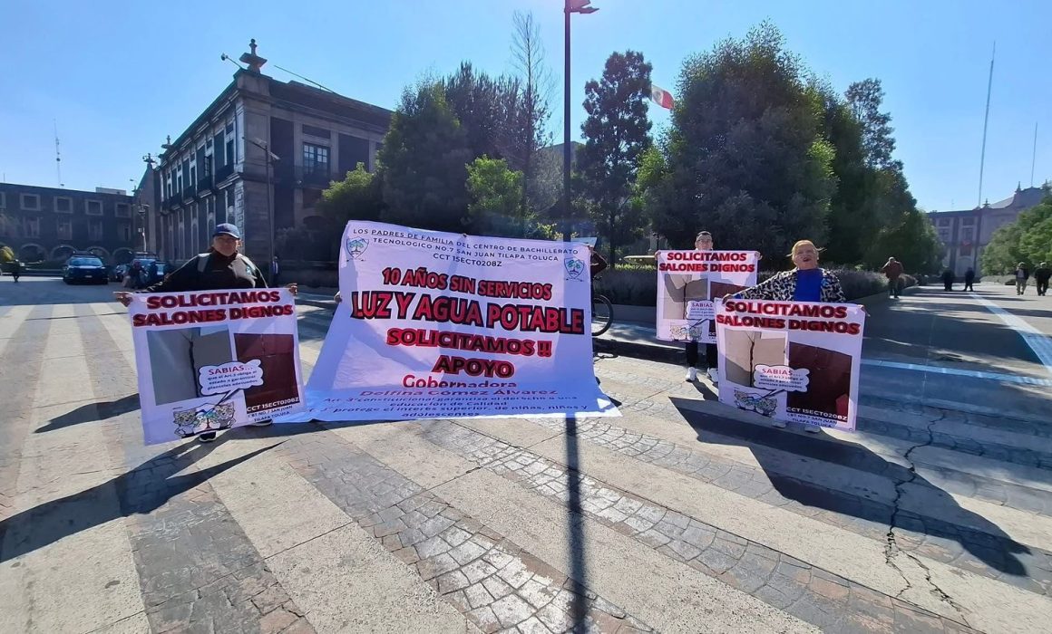 Protestan padres de familia de escuela en Toluca por falta de servicios