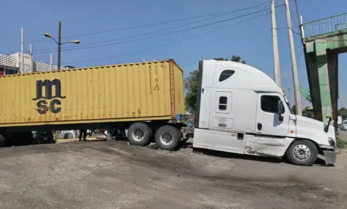 Queda tráiler varado en vías de avenida Central, en Nezahualcóyotl