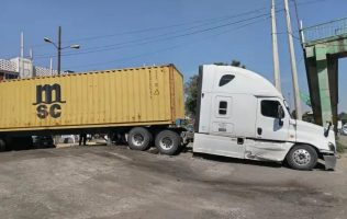Queda tráiler varado en vías de avenida Central, en Nezahualcóyotl